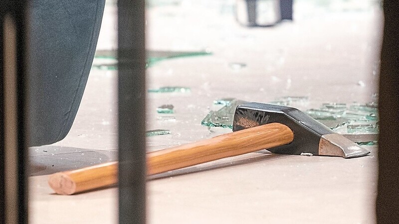 Ein Mann soll seine Freundin in Landshut mit einem Hammer schwerst verletzt haben. Heute steht er vor Gericht. (Symbolbild)