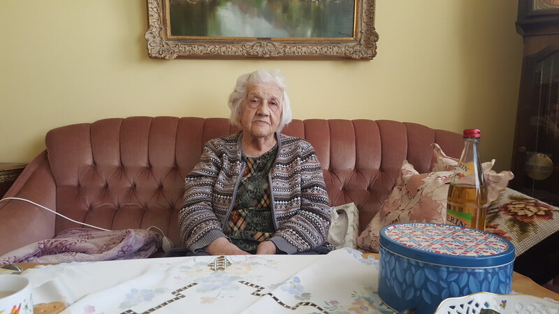 Gisela Graschtat ist mit ihren 101 Jahren noch immer gesund. Sie bedauert es jedoch, dass sie schlecht hört und sieht. Denn dadurch könne sie viele Leidenschaften wie das Schreiben oder das Klavierspielen nicht mehr pflegen.