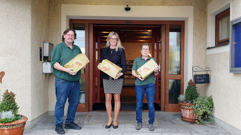 OGV-Vorsitzender Harry Detterbeck (links) und Petra Liegl (rechts) vom Keltereiteam übergaben an Seniorenheim-Leiterin Maria Huber die Boxen mit dem Apfelsaft.