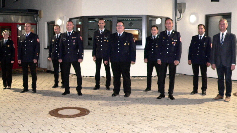 Die neue Vorstandschaft der Freiwilligen Feuerwehr Langquaid mit Bürgermeister Herbert Blaschek und Hauptbrandmeister Helmut Dötzel.
