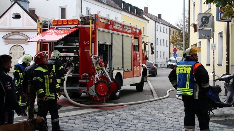 Bei einem Wohnungsbrand in der Straubinger Innenstadt sind am Donnerstag zwei Menschen leicht bis mittelschwer verletzt worden. Das Feuer war aber sehr schnell unter Kontrolle. (Fotos: pb)