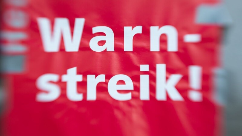 Da die zweite Runde der Tarifverhandlungen mit den öffentlichen Arbeitgebern von Bund und Kommunen am Wochenende in Potsdam ergebnislos geblieben waren, hatten die Gewerkschaften Warnstreiks angekündigt.