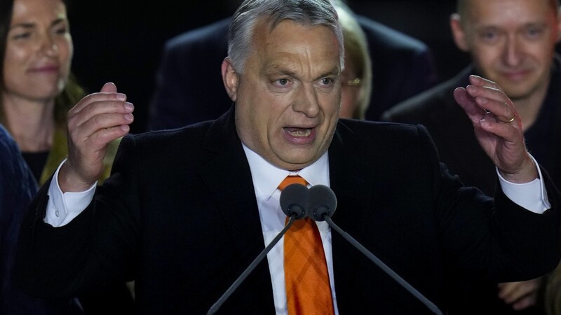 Der ungarische Ministerpräsident Viktor Orbán feiert seinen Wahlsieg.