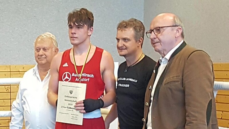 Daniel Hildebrand vom BC Landau holt sich erstmals den ostbayerischen Meistertitel im Junioren Schwergewicht.