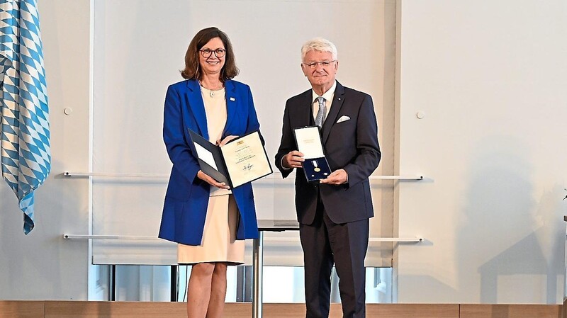 Eine hohe Auszeichnung für Theo Zellner: Aus den Händen der Landtagspräsidentin bekommt er den Verfassungsorden.