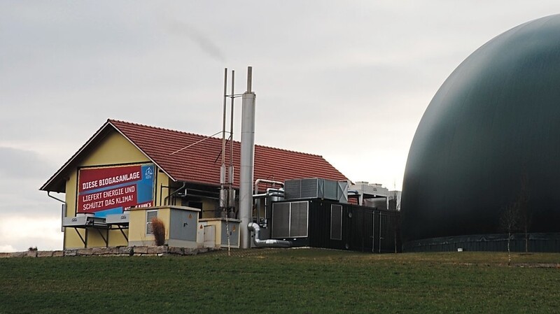 Fernwärme ins Haus statt eigene Heizung: Die Biogasanlage betreibt ein fünf Kilometerlanges Fernwärmenetz.