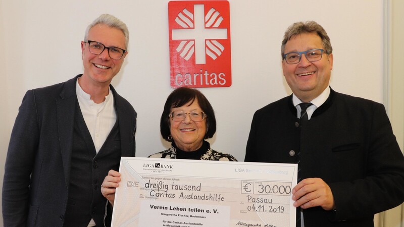 Insgesamt 30 000 Euro für die Caritas Auslandshilfe: Diakon Konrad Niederländer (re.) dankt zusammen mit Mario Götz, Koordination Auslandshilfe DiCV Passau der Vorsitzenden des Vereins Leben teilen, Margaretha Fischer, für das große Engagement.