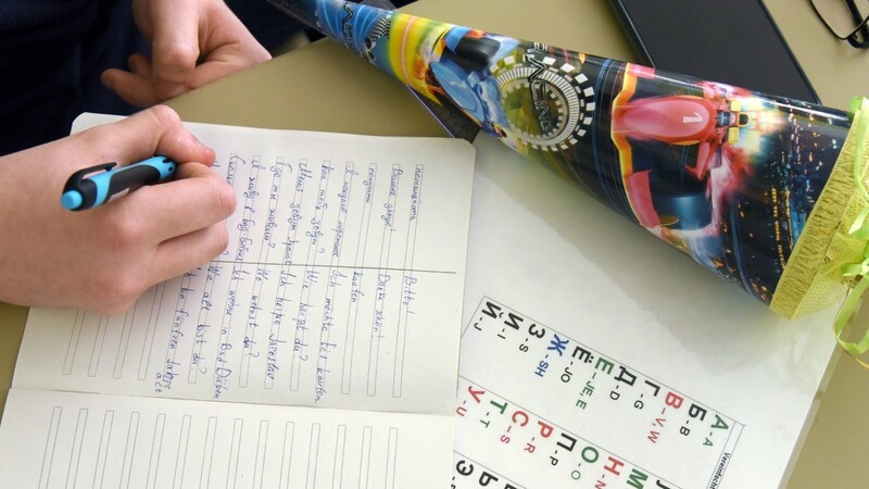 Ein Schüler aus der Ukraine schreibt Vokabeln in sein Heft. Ein Bild, das inzwischen auch an Straubinger Schulen zum Alltag gehört.