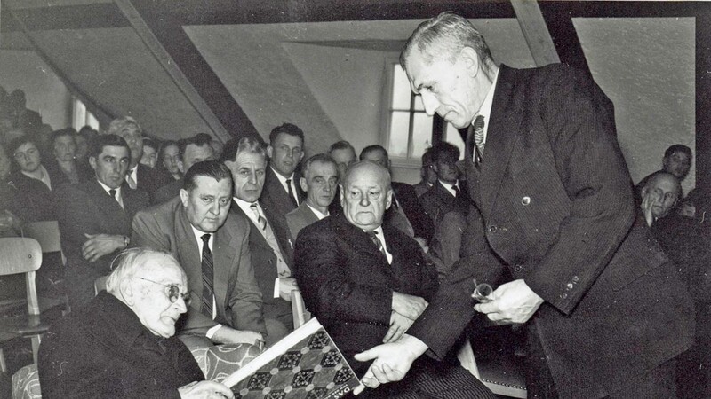 Zwei Straßkirchner Ehrenbürger auf einem Bild: Bürgermeister Johann Altschäffl überreicht am 31. Januar 1960 Geistlichem Rat Josef Schraml ein Abschiedsgeschenk.