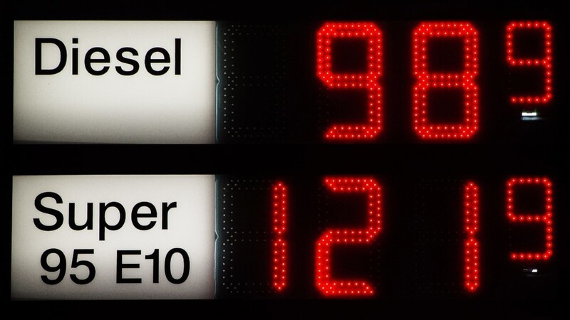 Der Sinkflug der Ölpreise hält die Inflation in Deutschland extrem niedrig.