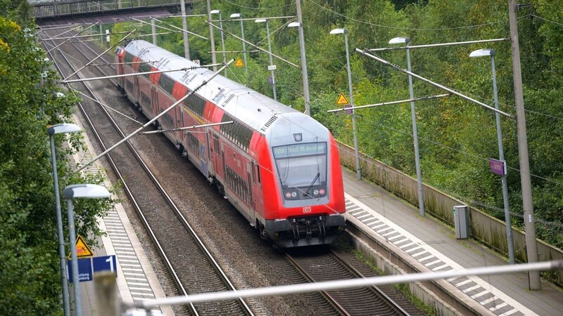 In Eggenfelden musste ein Regionalzug eine Vollbremsung einleiten, weil ein Autofahrer mitten auf den Gleisen stand. (Symbolbild)