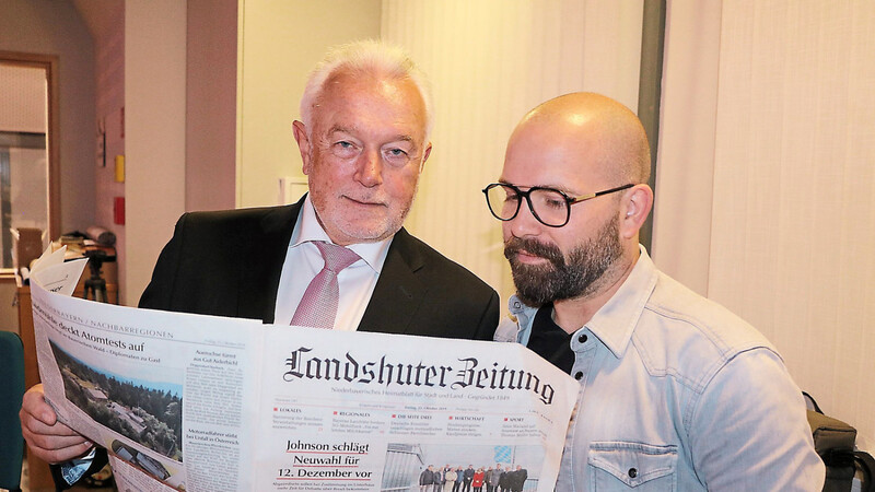 Wolfgang Kubicki mit LZ-Redakteur Florian Pichlmaier bei der Lektüre der neuesten Ausgabe.