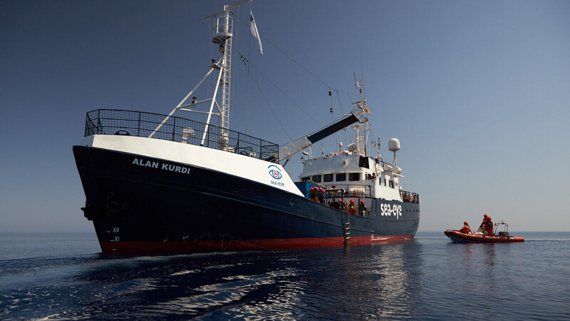 Das Seenotrettungsschiff "Alan Kurdi" von Sea-Eye. Die Regensburger Hilfsorganisation setzte sich vor Gericht erneut erfolgreich gegen eine Diffamierungskampagne zu Wehr.