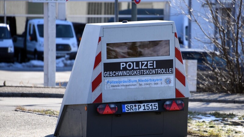 Der Blitzer-Anhänger des Polizeipräsidiums Niederbayern hat seine Position gegenüber dem Parkdeck der Firma Dräxlmaier.