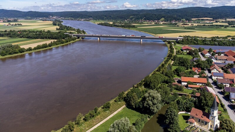 Die Donau nahe Kiefenholz. Im Hintergrund die Autobahn A3 (Luftaufnahme mit Drohne).
