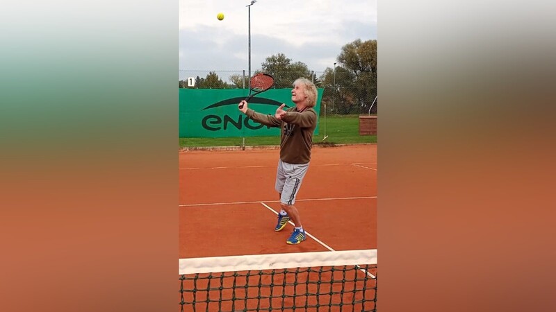 In Aktion: Der Auer Helmut Fischer kann sich über eine ganze Reihe von Erfolgen im Tennis freuen.