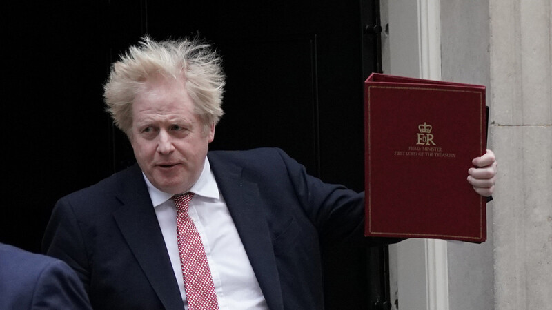 Boris Johnson, Premierminister von Großbritannien, verlässt die 10 Downing Street, um die Abgeordneten im Unterhaus über den Plan für ein Leben mit dem Coronavirus zu informieren.