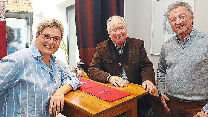 Margit Resch, Helmut Krausler und Stefan Memmer bewirten an Silvester ein letztes Mal im "20zehn".  Foto: Christine Vinçon