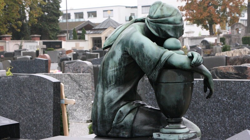 Ein Grabstein mit Figur am Friedhof St. Michael. Für die meisten Menschen völlig unvorstellbar, etwas von hier zu stehlen.