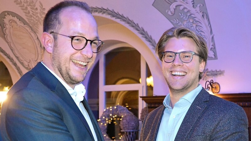 Simon Steber (rechts) ist zum Bürgermeisterkandidaten der CSU bei der Wahl im nächsten Jahr in Abensberg nominiert worden; zu den ersten Gratulanten gehörte der CSU-Ortsvorsitzende Daniel Ritz.
