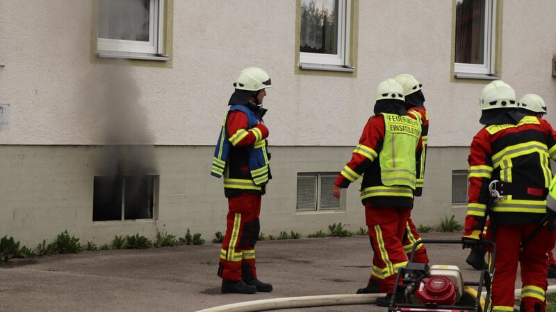 Im Keller eines mehrstöckigen Gebäudes in der Sudetenlandstraße ist am Dienstag ein Feuer ausgebrochen.