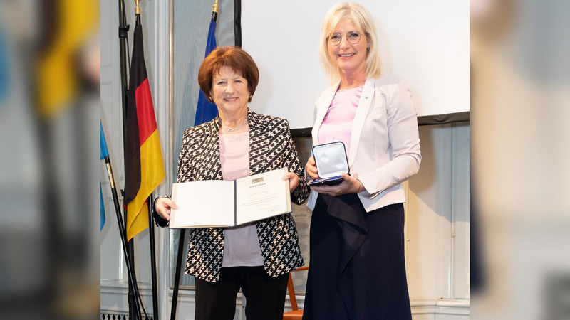 Ministerin Ulrike Scharf zeichnet Else Hauser mit der Staatsmedaille für soziale Verdienste aus.