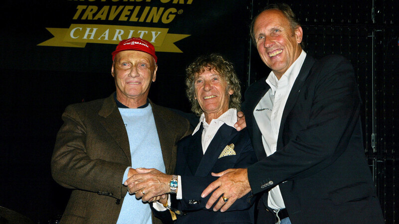 Dank an seine Retter: Niki Lauda (l.) mit Arturo Merzario, der ihn damals aus dem brennenden Auto zog, und "Striezel" Stuck (r.).