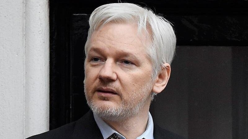 Wikileaks-Gründer Julian Assange spricht im Februar 2016 von einem Balkon der ecuadorianischen Botschaft zu Journalisten.