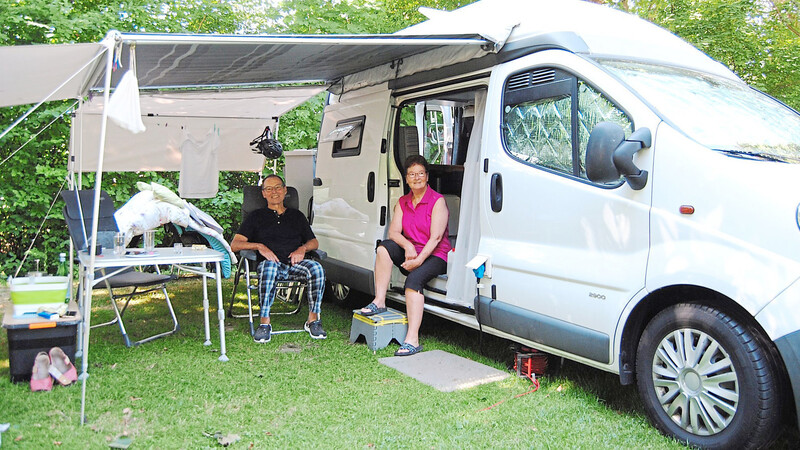 Judith und Werner Zumsteg sind mit dem selbst ausgebauten Transporter den ganzen Sommer unterwegs.