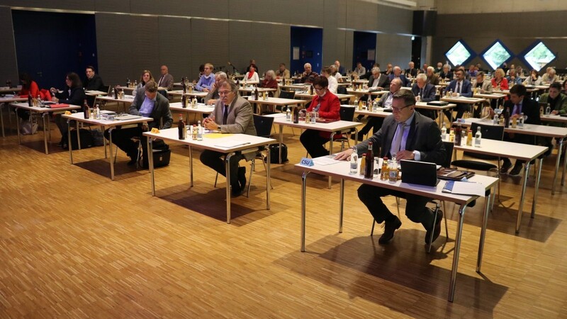 Coronabedingt fand die Sitzung der 70 Kreisräte im Aurelium in Lappersdorf statt, weil dort, im Gegensatz zum Großen Sitzungssaal im Landratsamt, die Abstandsregeln eingehalten werden können.