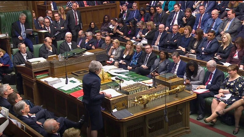 Der Moment, als Theresa May ihre Kehrtwende vollzieht: die britische Premierministerin gestern vor dem Parlament in London.