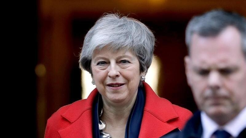 Die britische Premierministerin Theresa May hat dem Parlament in London in Aussicht gestellt, über eine Verschiebung des EU-Austritts abstimmen zu dürfen.