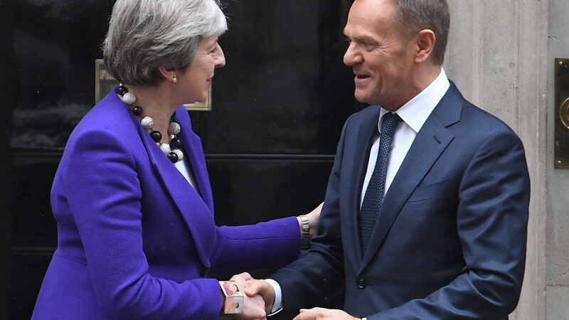 Theresa May, Premierministerin von Großbritannien, begrüßt Donald Tusk, Präsident des EU-Rats, vor einem Treffen in der Downing Strasse.