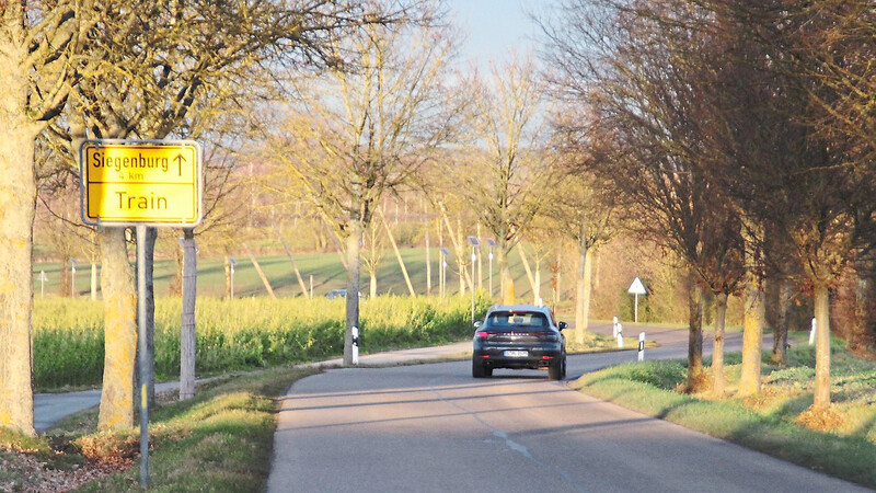 Nach Siegenburg vier Kilometer: Die Gemeindeverbindung soll erneuert werden.