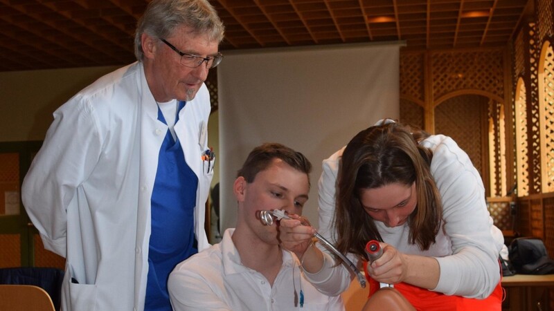 Dr. Gerald Reinmuth und Notfallsanitäter bei der Durchführung einer Intubation an einer Übungspuppe.