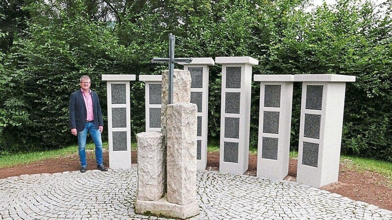 Bürgermeister Heinz Niedermayer bei den neuen Urnenstelen im Rimbacher Friedhof.