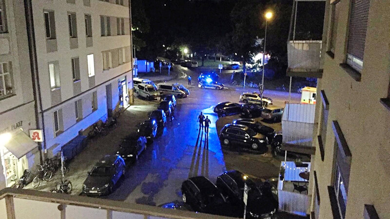 Blaulicht, gesperrte Straßen, rennende Polizisten: Der Kufsteiner Platz am Montagabend.