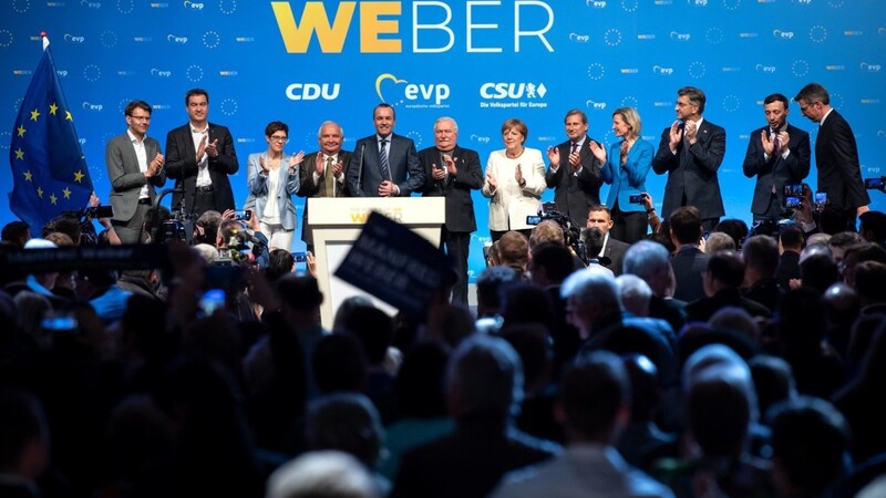 Spitzenkandidat Manfred Weber (M.) bekommt bei der EVP-Abschlusskundgebung in München reichlich Unterstützung.