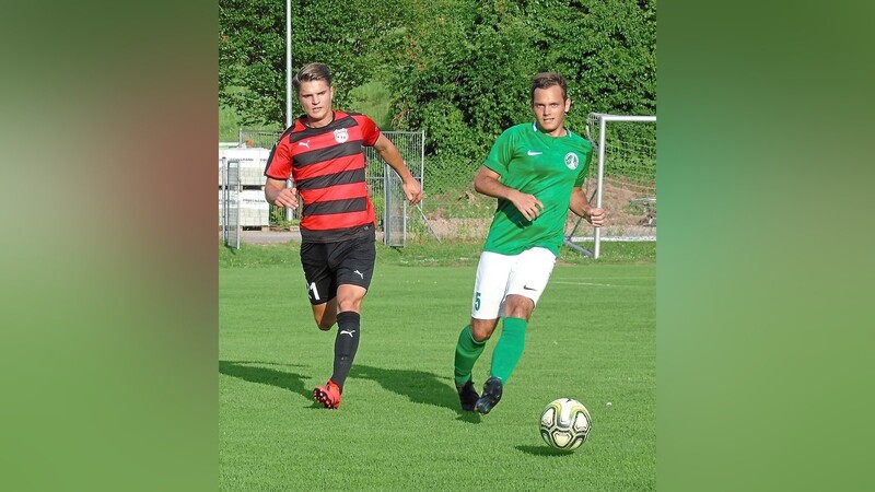 VfB-Stürmer Ludwig Hofer (links im Bild) erzielte mit einem sehenswerten Freistoß den 4:1-Endstand.