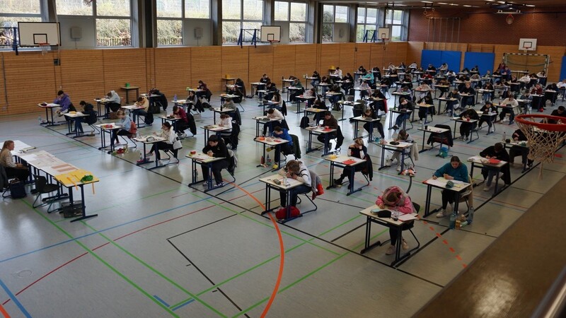 Hochkonzentriert sitzen die Abiturienten über der Aufgabe der ersten schriftlichen Prüfung im Fach Deutsch.  Foto: Bianca-Pia Roy