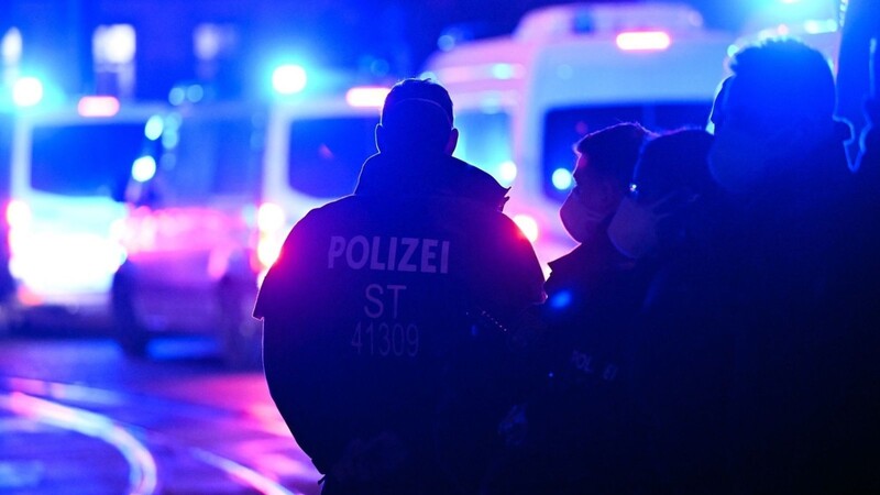 Ein Jugendlicher wurde am Freitagabend in Regensburg brutal zusammengeschlagen - offenbar unter Applaus von bis zu 40 Schaulustigen. (Symbolbild)