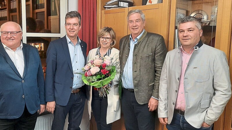 Da freut er sich, Hans Schmalhofer (2. von links). Mit ihm freuen sich Gerhard Krampfl (links), Elfriede Schmalhofer (3. von links), Bürgermeister Erich Schmid (2. von rechts) und dritter Bürgermeister Franz Geisberger (rechts).
