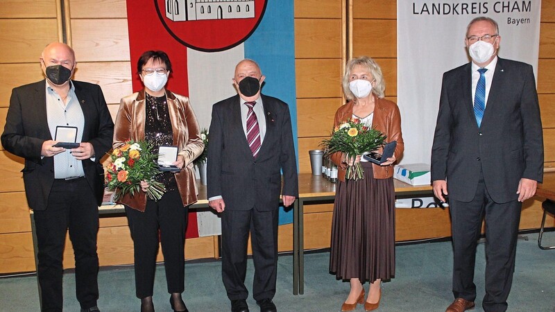 Mit dem Kreisehrenzeichen wurden Toni Laurer, Barbara Haimerl, Wolfgang Kerscher und Gerlinde Graßl von Landrat Franz Löffler geehrt (von links).