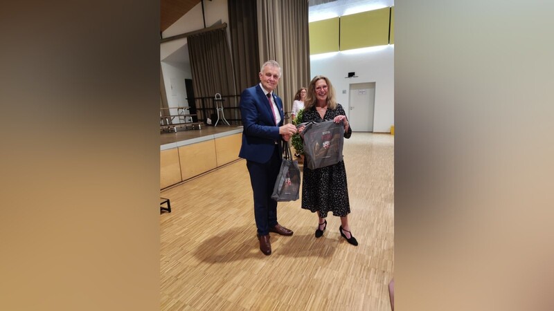 Bürgermeister Josef Dollinger und Vizebürgermeisterin Sylvie Roby tauschten Geschenke aus.
