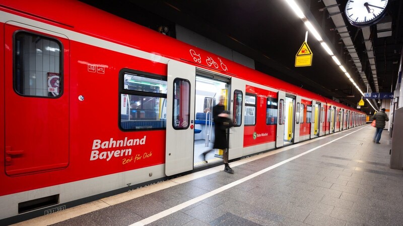 Vermutlich bald sehr günstig: Eine S-Bahn an der Station Marienplatz in München.