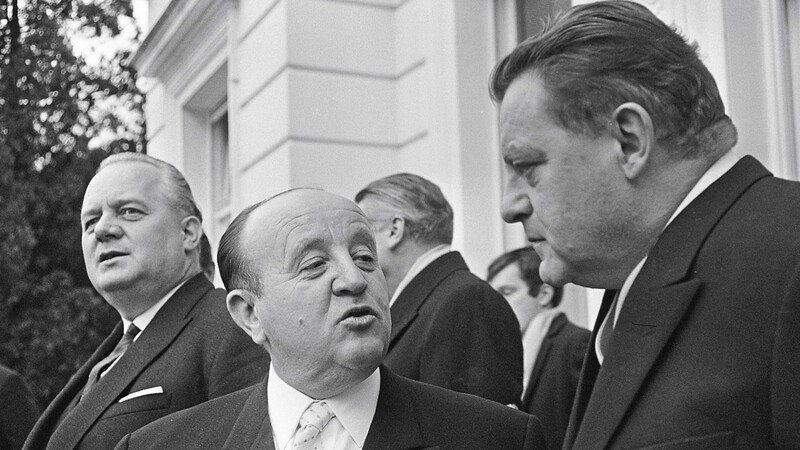 Höcherl (Bildmitte) im Gespräch mit Franz Josef Strauß am 1. Dezember 1966. Seinen Parteifreund verteidigte Höcherl in der Spiegel-Affäre mit dem legendären Zitat, "Die Beamten können nicht den ganzen Tag mit dem Grundgesetz unter dem Arm herumlaufen."