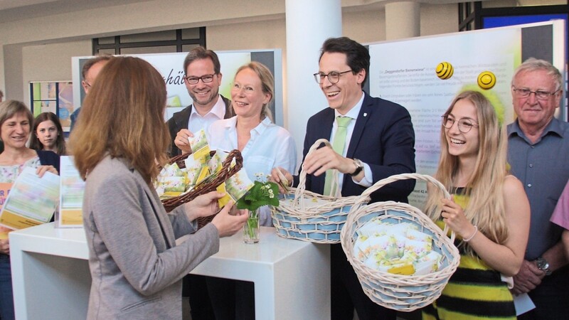 Groß war das Interesse, als gestern die ersten Samentütchen für die "Deggendorfer Bienenwiesen" im Neuen Rathaus verteilt wurden.