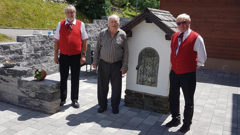 1. RuFV-Vorsitzender Neumaier, 2. Vorsitzender Schamberger und Eduard Brandl vor der kleinen Kapelle, die der Jubilar für seinen verstorbenen Sohn gebaut hat.