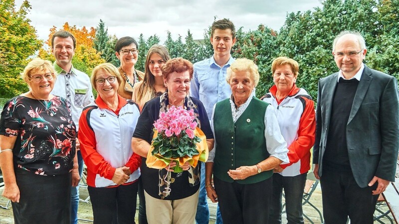Jubilarin Irmgard Kolbeck (Fünfte von rechts) feierte mit den Vertretern von Sportverein, Gartlern, Pfarrei und Gemeinde ihren 80. Geburtstag. Auch die beiden Enkel Anja und Stefan gratulierten herzlich.