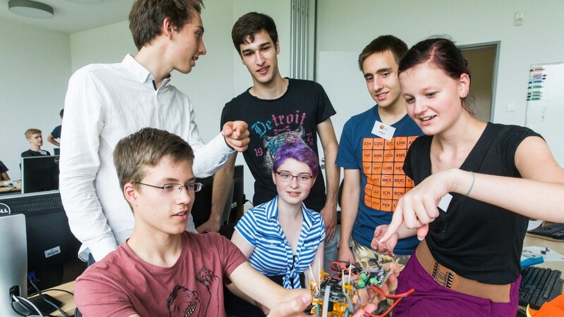 Beim Sommercamp der Universität Potsdam bauten Schüler aus Deutschland selbst Roboter. Melissa Bauer (rechts) aus Mettenhausen im Landkreis Dingolfing-Landau war auch dabei.(Fotos: HPI/Lässig)